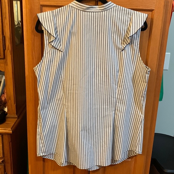 XL Ruffled Sleeveless Top with Side Zipper. - Picture 5 of 5